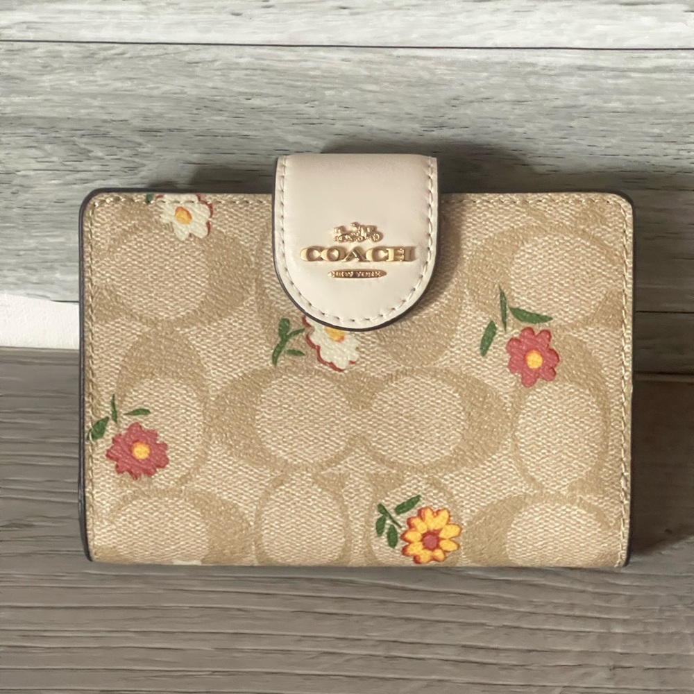 Coach Medium Corner Zip Wallet in
Signature Canvas - Picture 5 of 7
